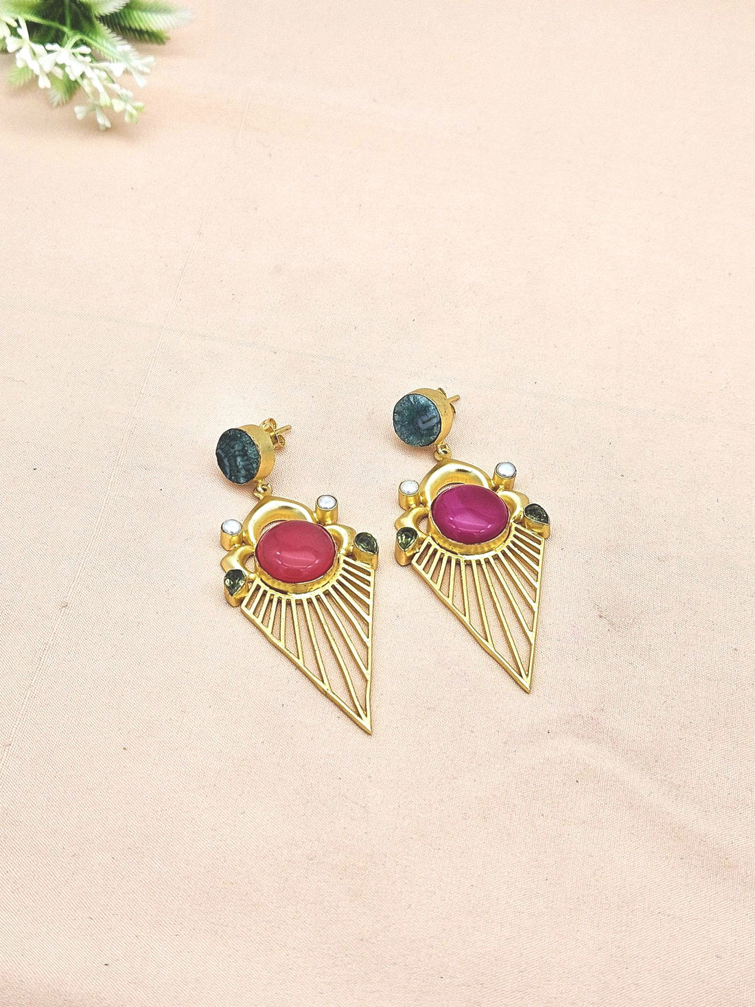 Stunning Gold plated Green Solar Qtz-Pink Onyx-Peridot-Pearl Charming Designer Dangle Drop Earrings