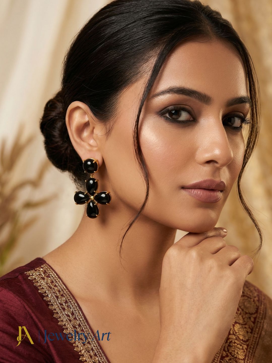 Everyday wear earrings with black onyx gold plated light design
