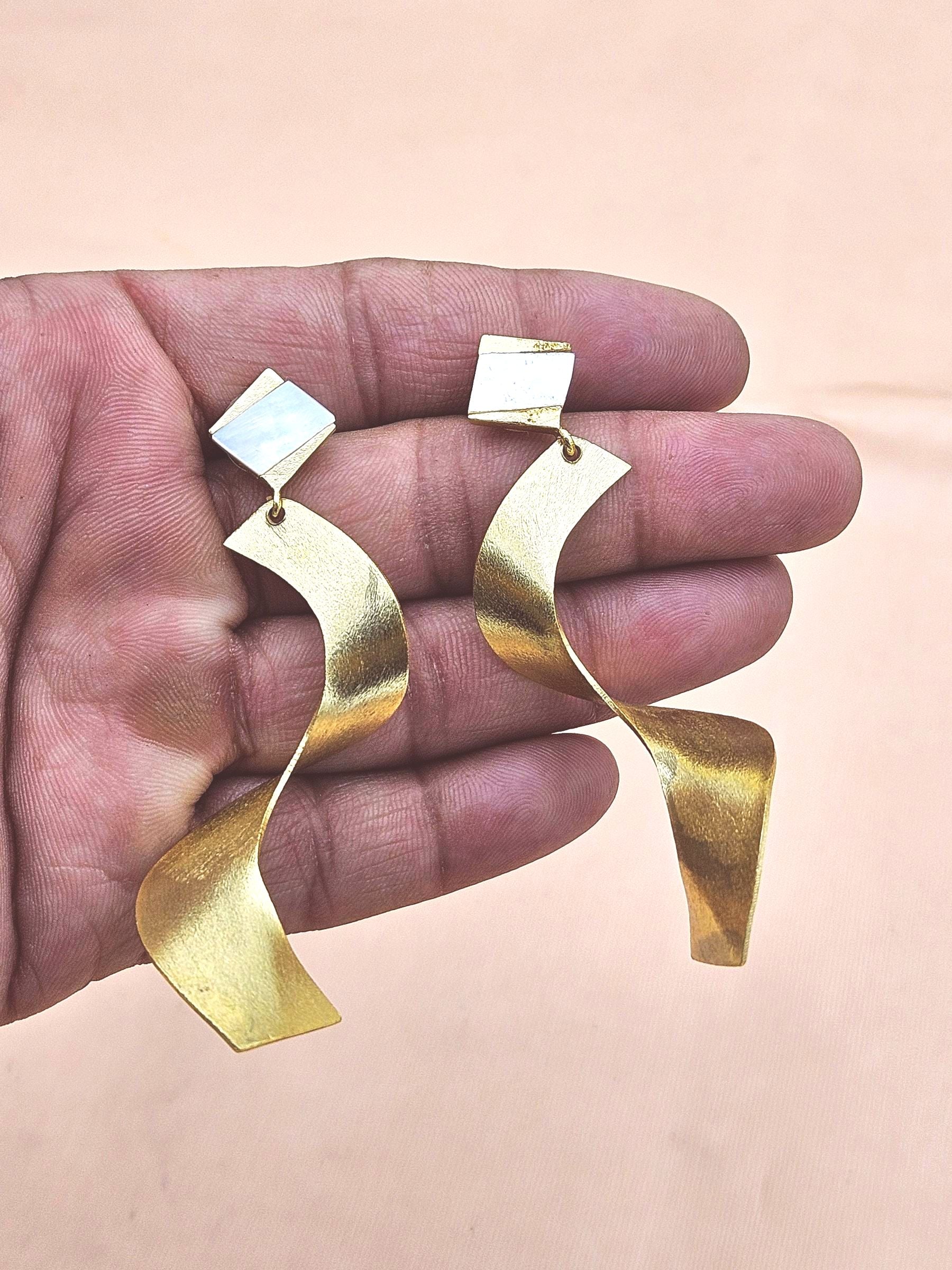 Elegant Gold Plated Mother of Pearl Twisted Earrings – Lightweight Fashion Dangles