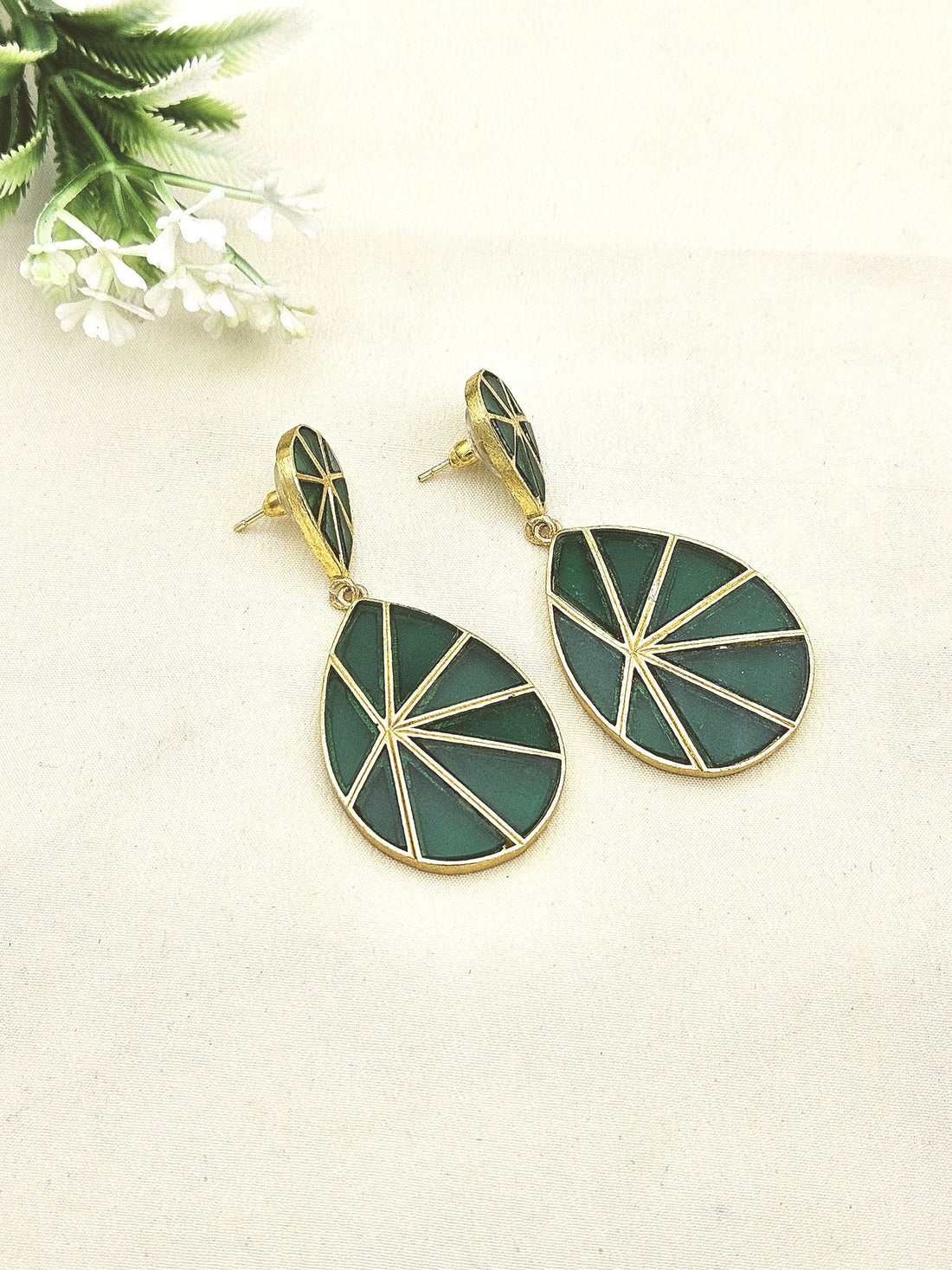 Fine Artistic Matte finish Gold plated Semi Precious Stone Chips Charming designer Party Wear Earrings