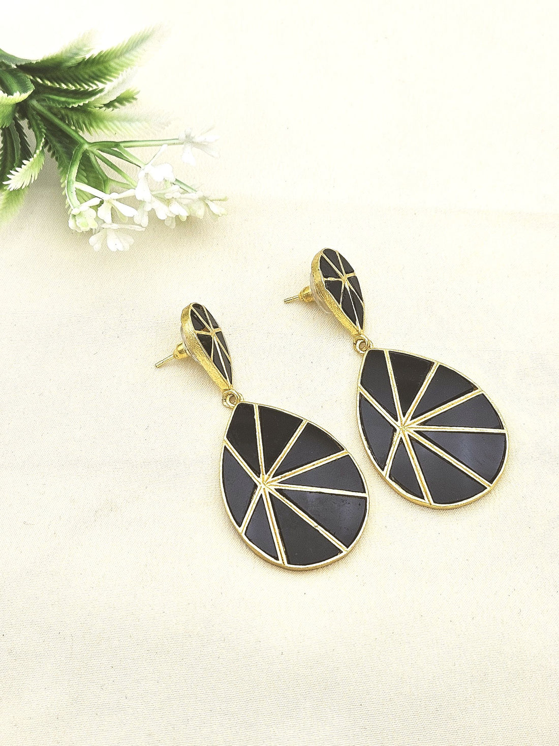 Fine Artistic Matte finish Gold plated Semi Precious Stone Chips Charming designer Party Wear Earrings