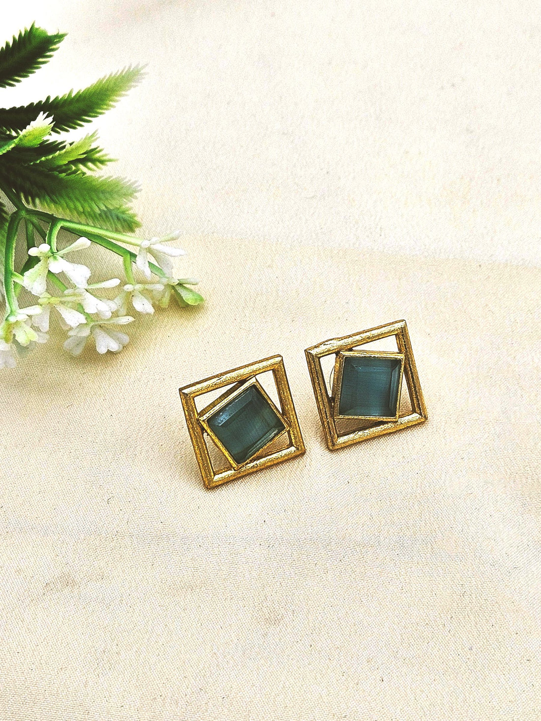 Fine Artistic Gold plated Semi Precious Stone Chips attractive designer Light Weight Earrings