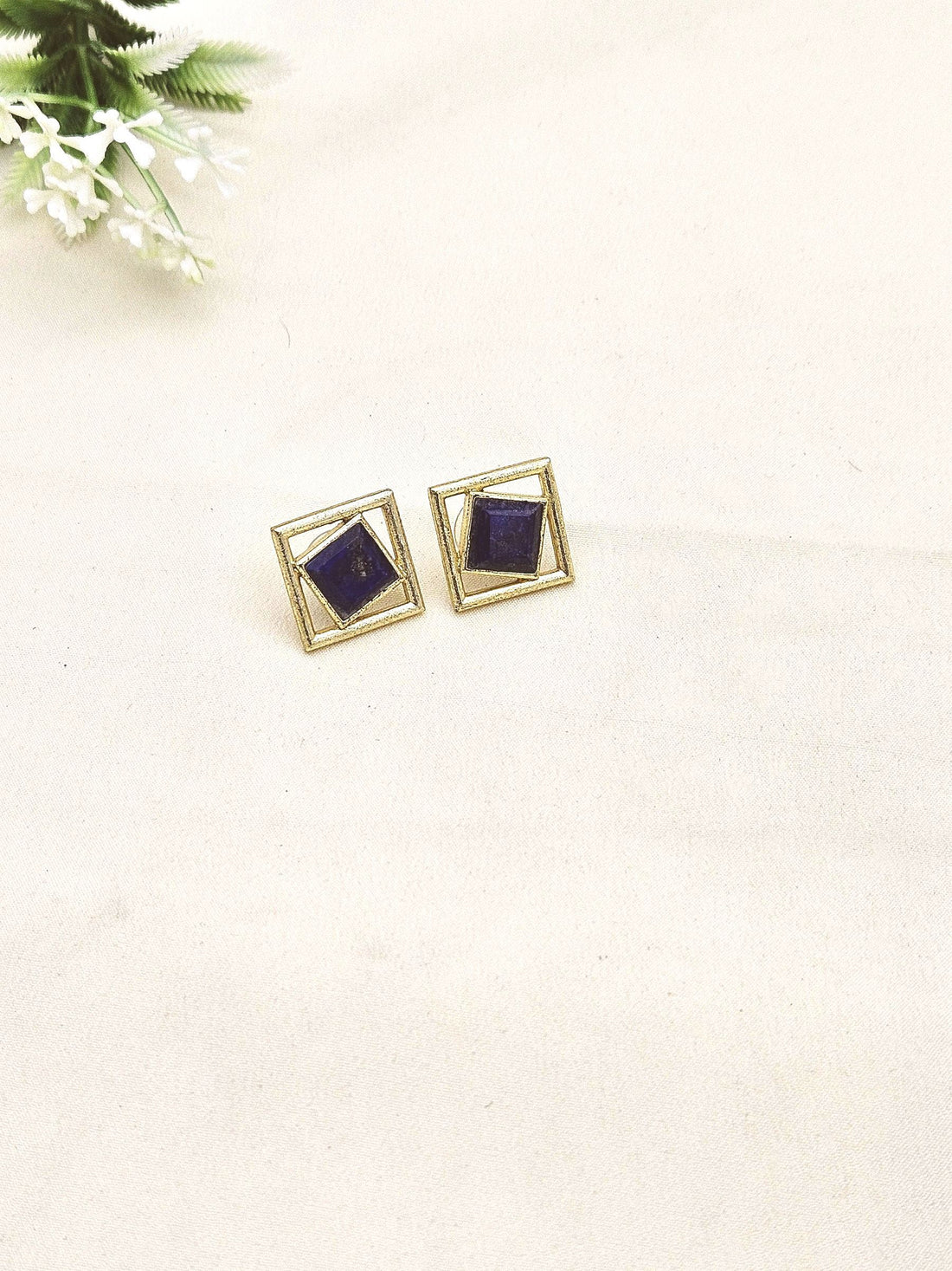 Fine Artistic Gold plated Semi Precious Stone Chips attractive designer Light Weight Earrings