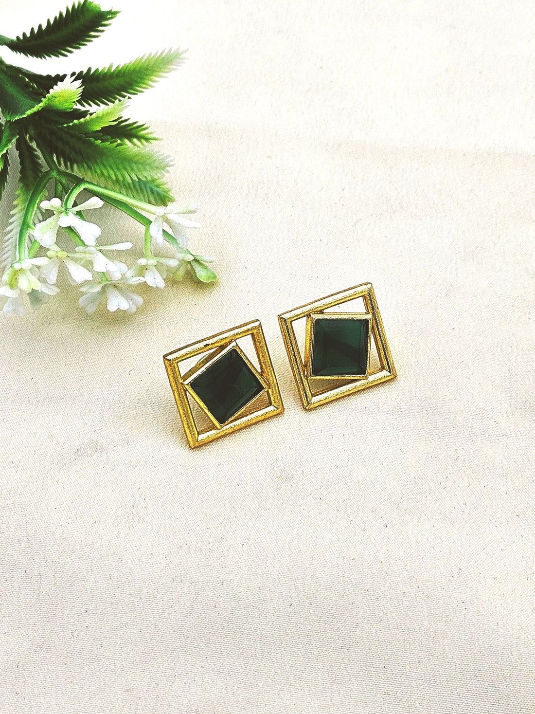Fine Artistic Gold plated Semi Precious Stone Chips attractive designer Light Weight Earrings