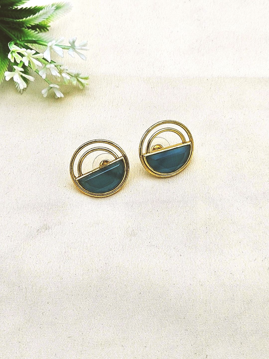 Fine Artistic Gold plated Semi Precious Stone Chips amazing designer Light Weight Earrings