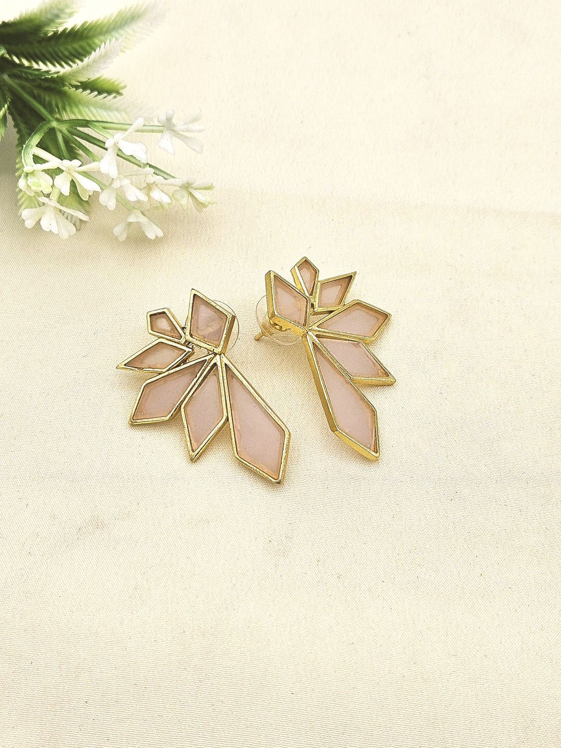 Fine Artistic Matte finish Gold plated Semi Precious Stone Chips Cute designer Light Weight Costume Earrings