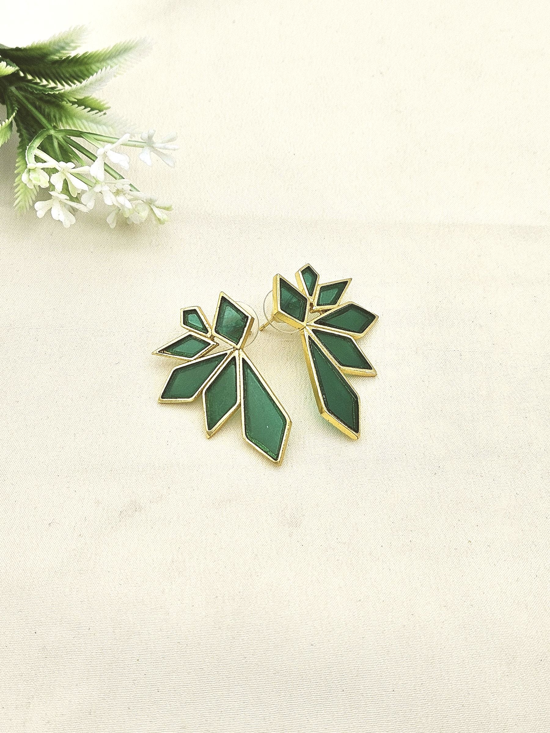 Fine Artistic Matte finish Gold plated Semi Precious Stone Chips Cute designer Light Weight Costume Earrings