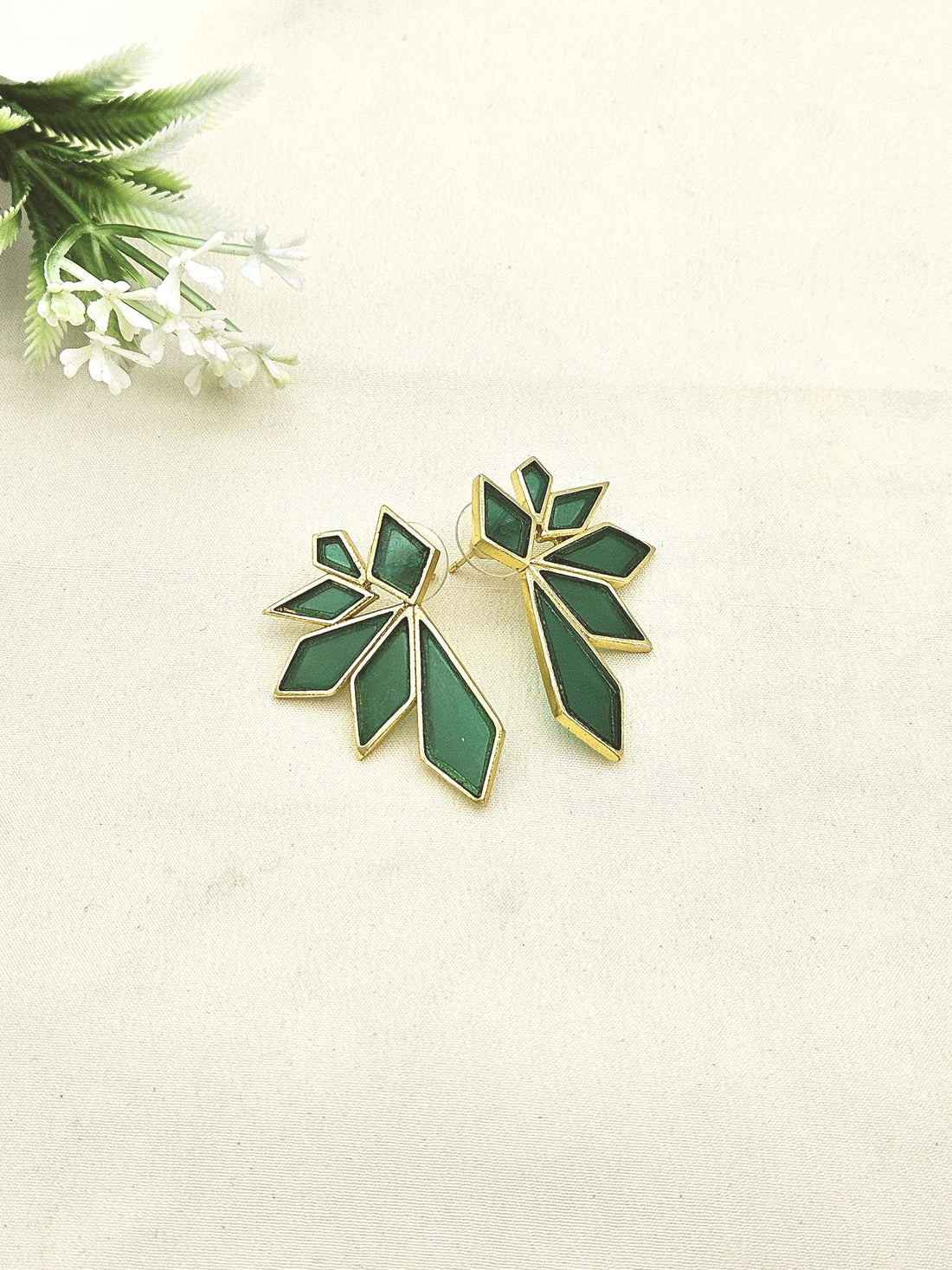 Fine Artistic Matte finish Gold plated Semi Precious Stone Chips Cute designer Light Weight Costume Earrings