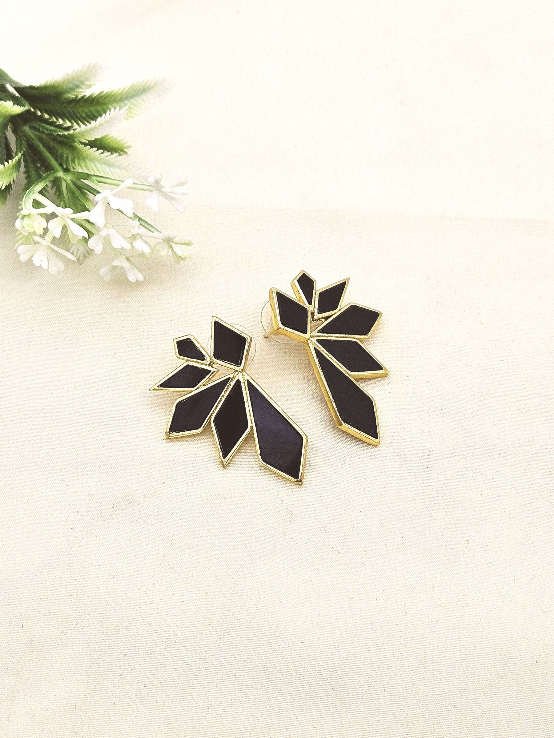 Fine Artistic Matte finish Gold plated Semi Precious Stone Chips Cute designer Light Weight Costume Earrings