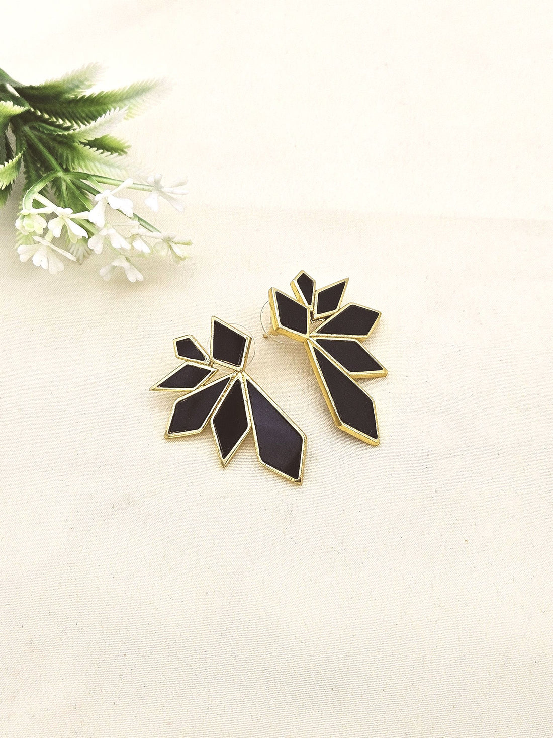 Fine Artistic Matte finish Gold plated Semi Precious Stone Chips Cute designer Light Weight Costume Earrings