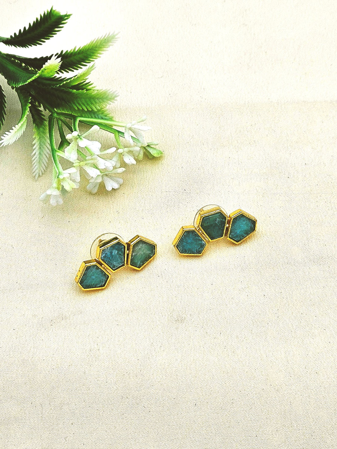Awesome Fine Gold plated Semi Precious Stone Chips attractive designer Light Weight Stud Earrings