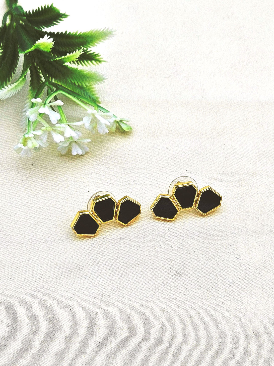 Awesome Fine Gold plated Semi Precious Stone Chips attractive designer Light Weight Stud Earrings