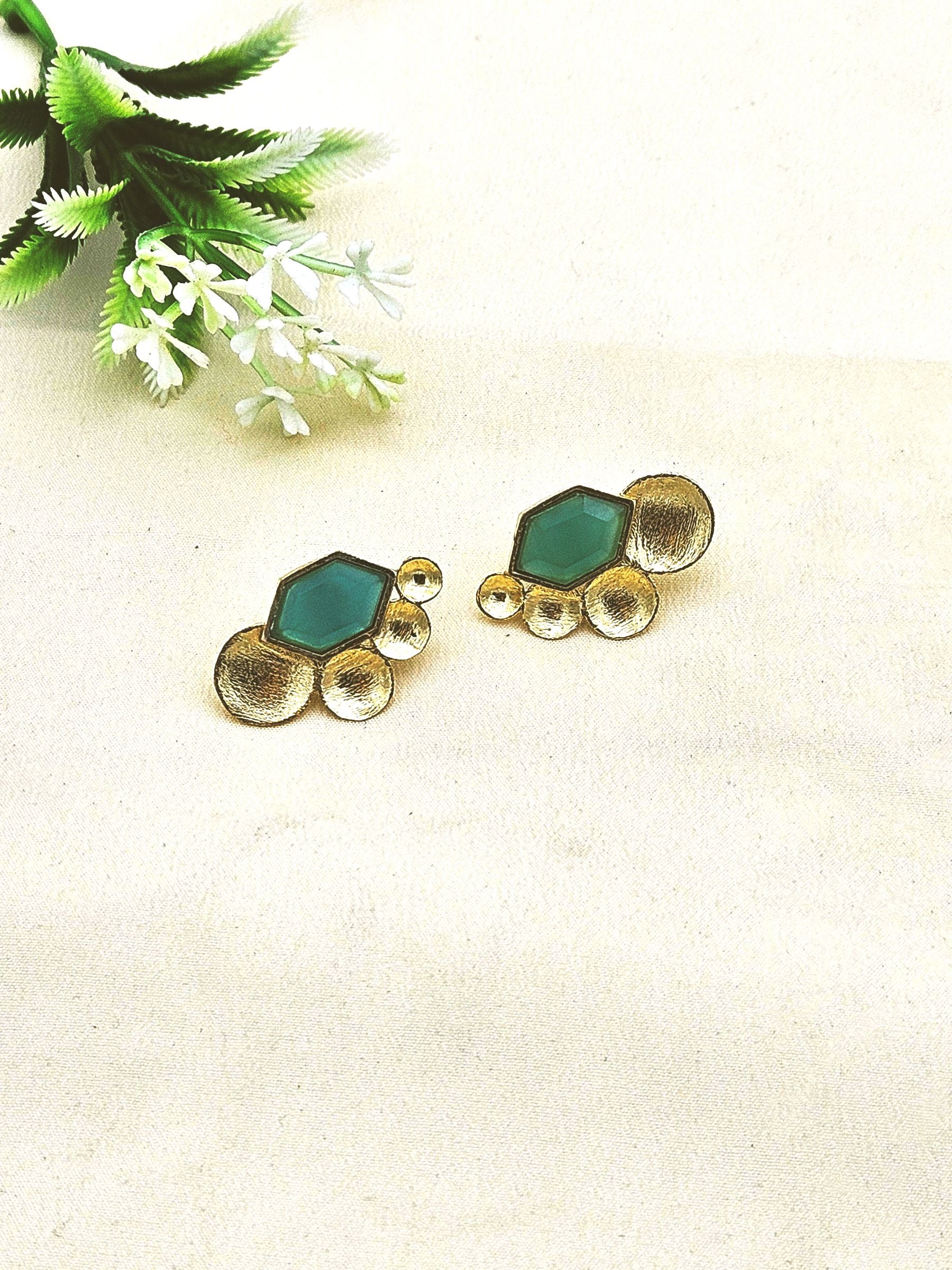 Charming Gold plated Semi Precious Stone attractive designer Light Weight Stud Earrings