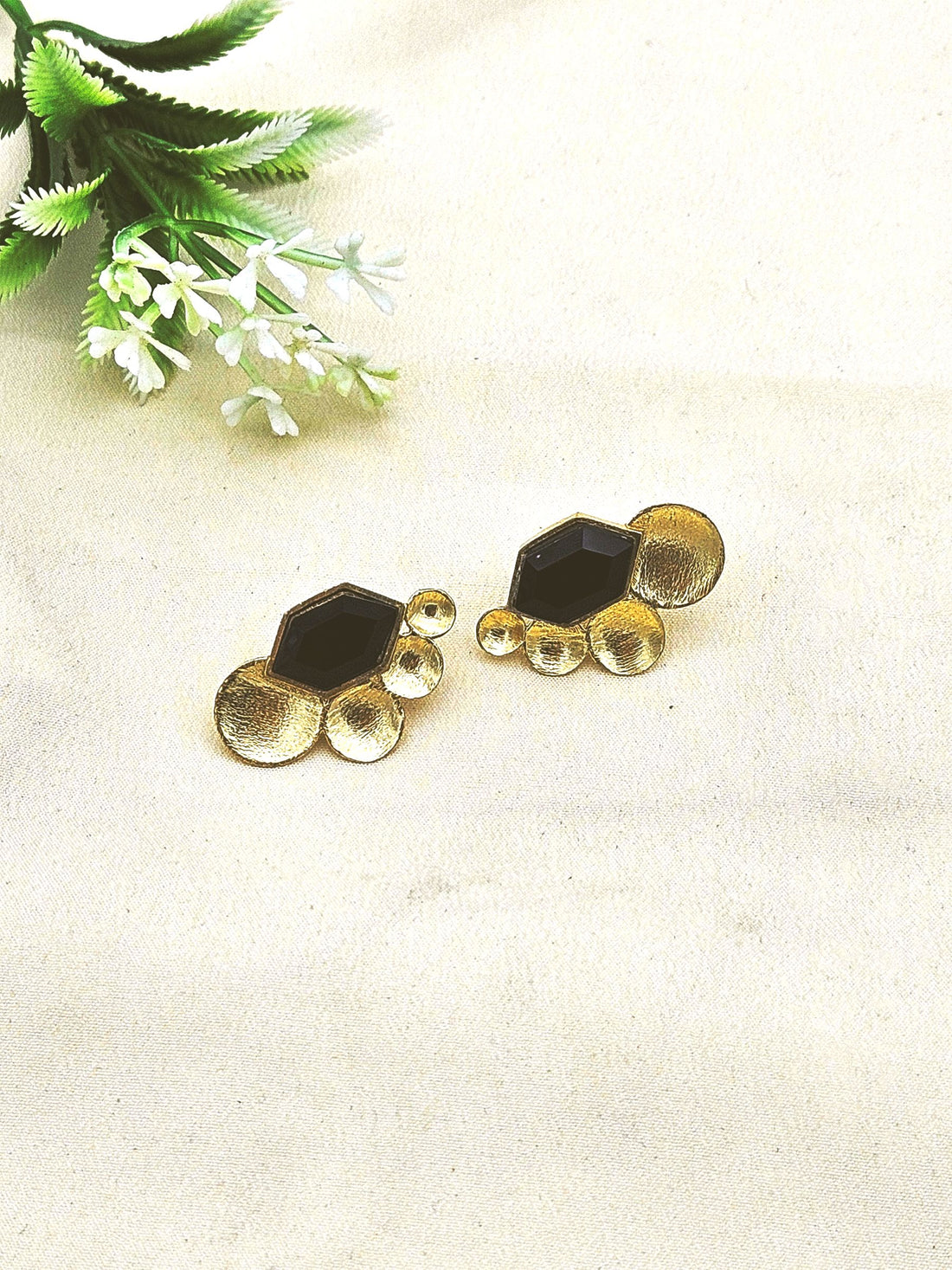 Charming Gold plated Semi Precious Stone attractive designer Light Weight Stud Earrings