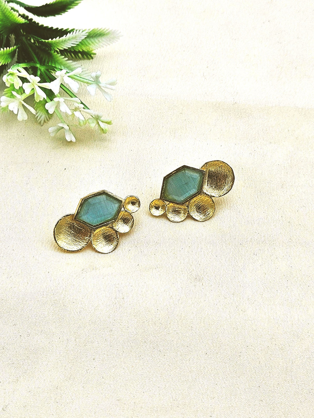 Charming Gold plated Semi Precious Stone attractive designer Light Weight Stud Earrings