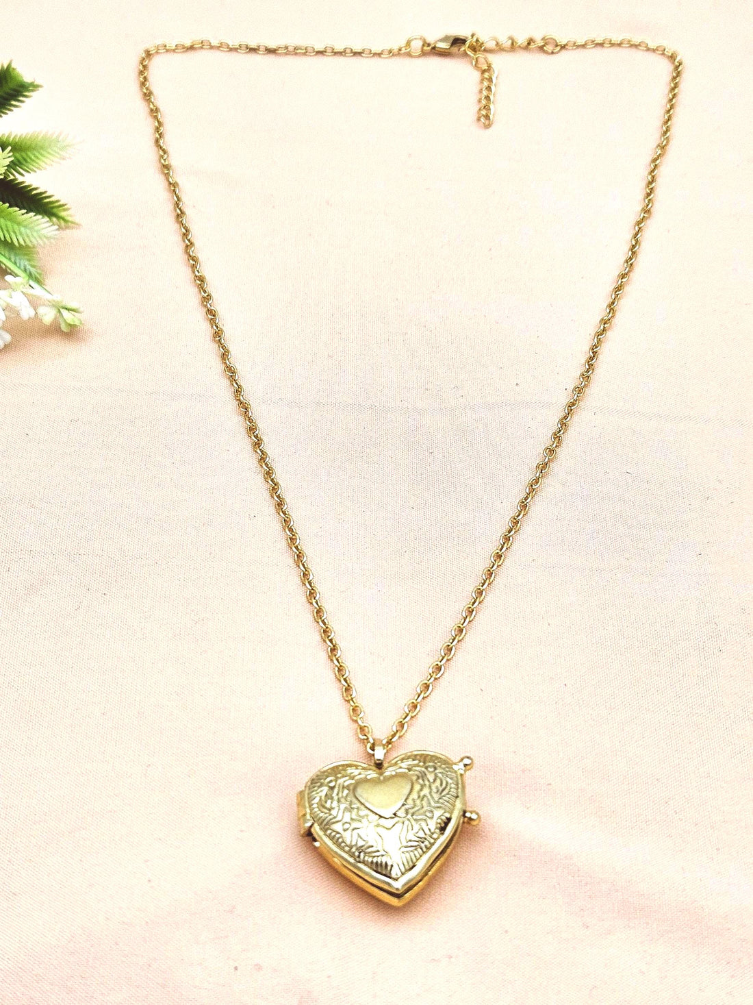 Charming Gold Plated Heart Shape Openable Box Designer Adjustable Chain Pendant