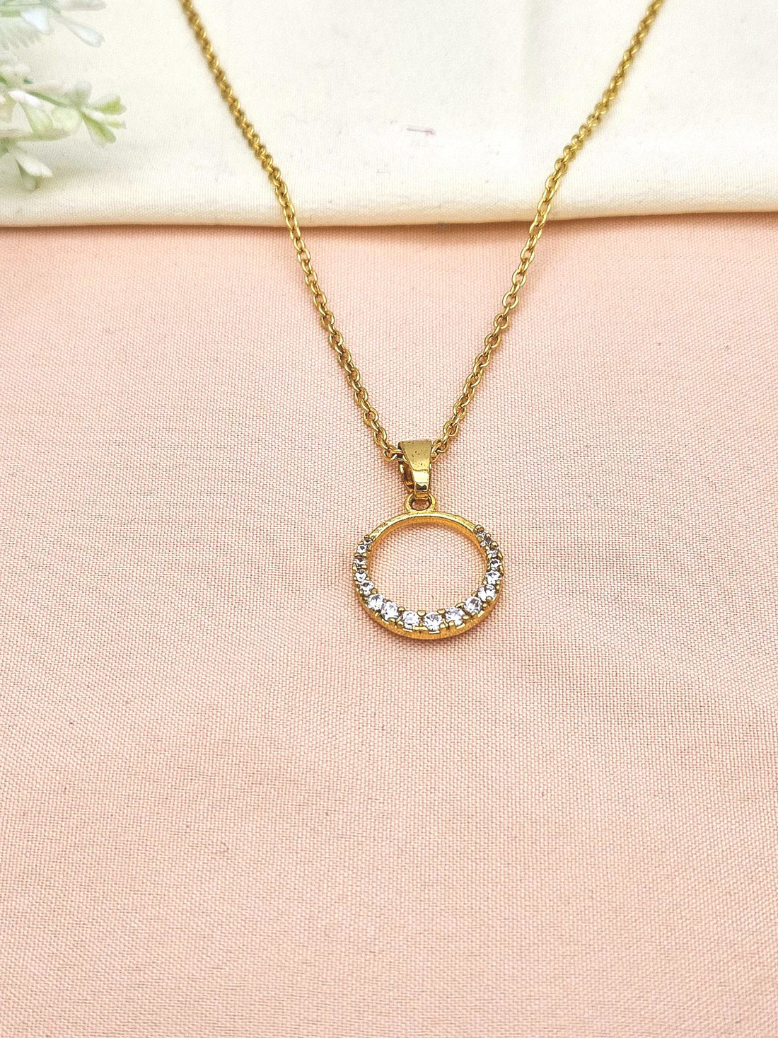 Stunning Gold plated Cubic Zirconia Stone Light weight Round Shape Chain Pendant