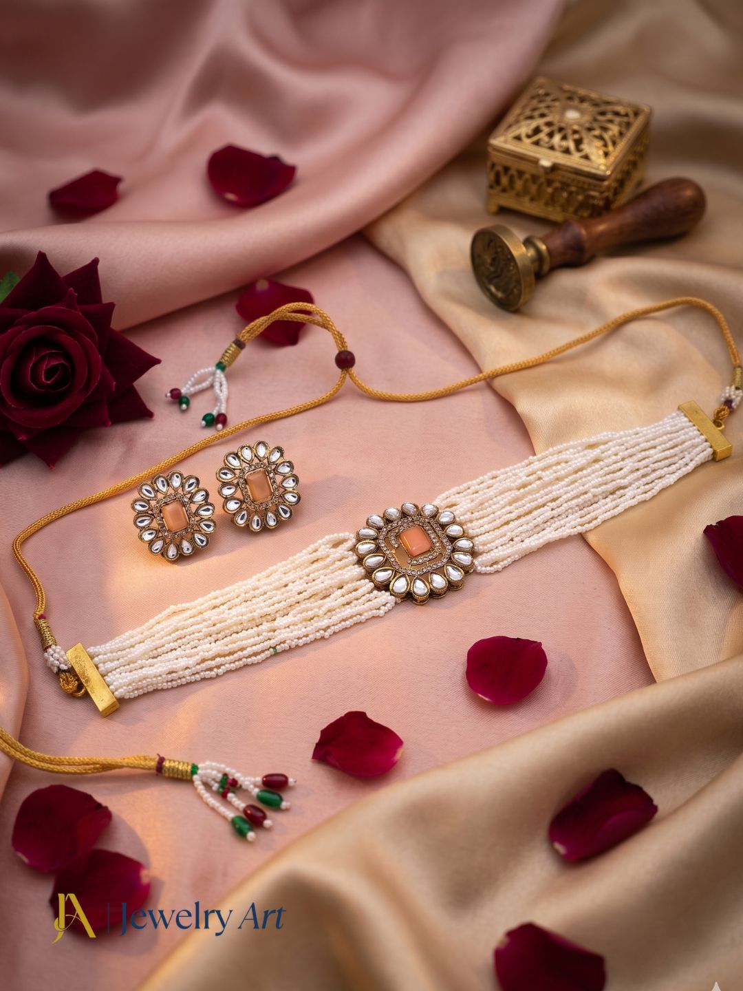 Stylish antique gold choker jewelry set with faux kundan craftsmanship
