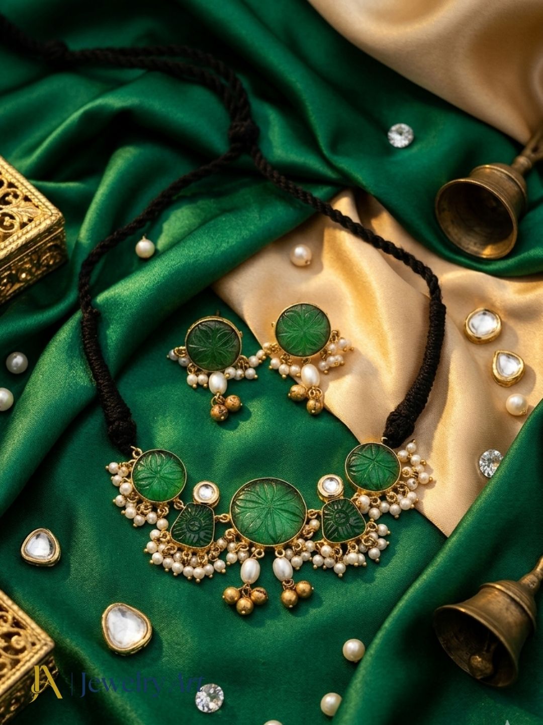 Stylish antique gold choker jewelry set with green carving stone design
