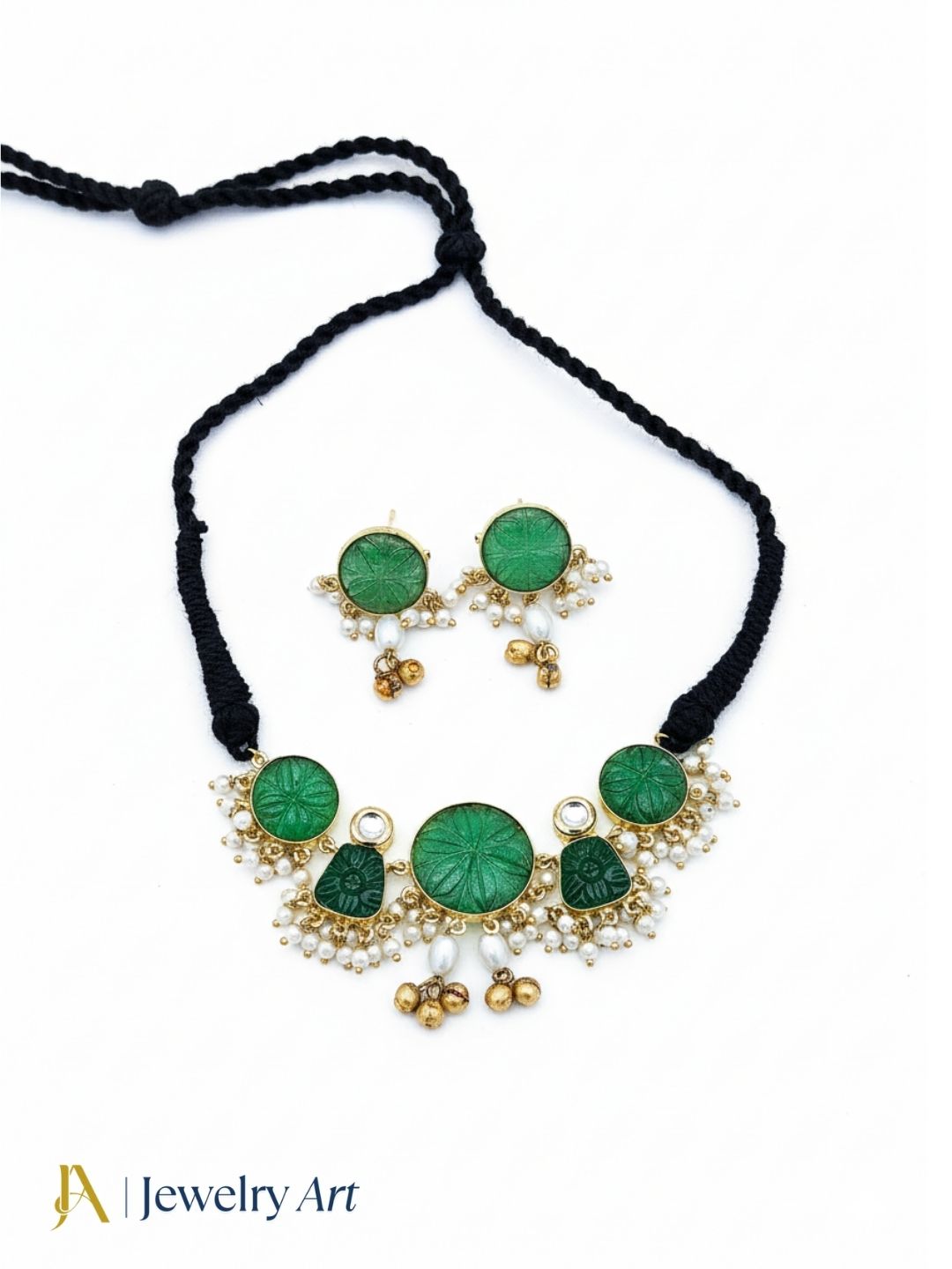 Stylish antique gold choker jewelry set with green carving stone design
