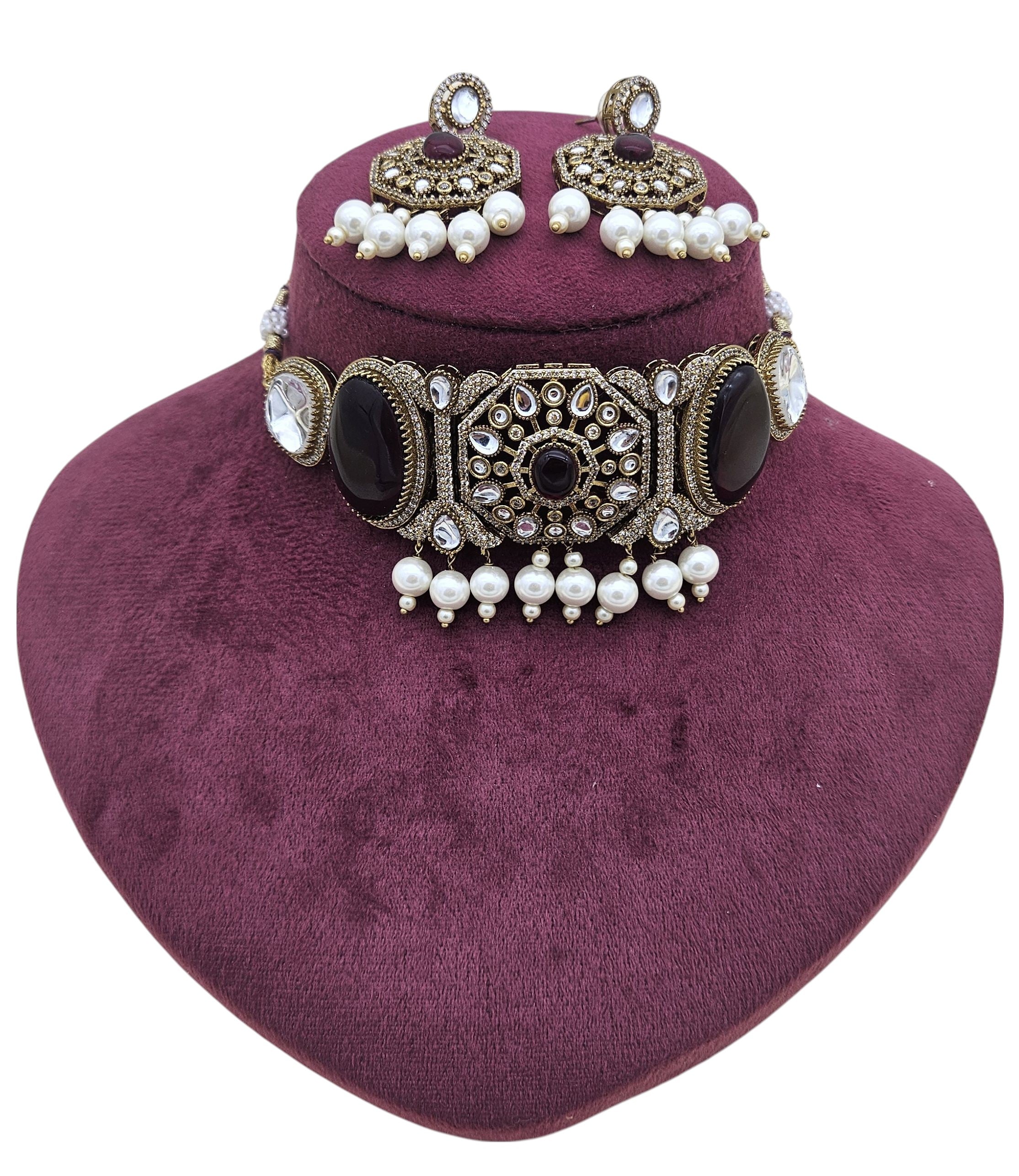 Traditional Indian bridal jewelry set – antique gold choker necklace with matching earrings
