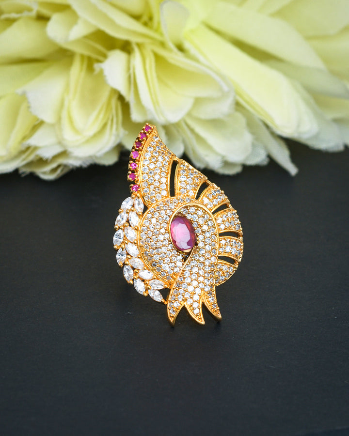 Gorgeous antique gold finger ring with beautiful detailing and designer appeal
