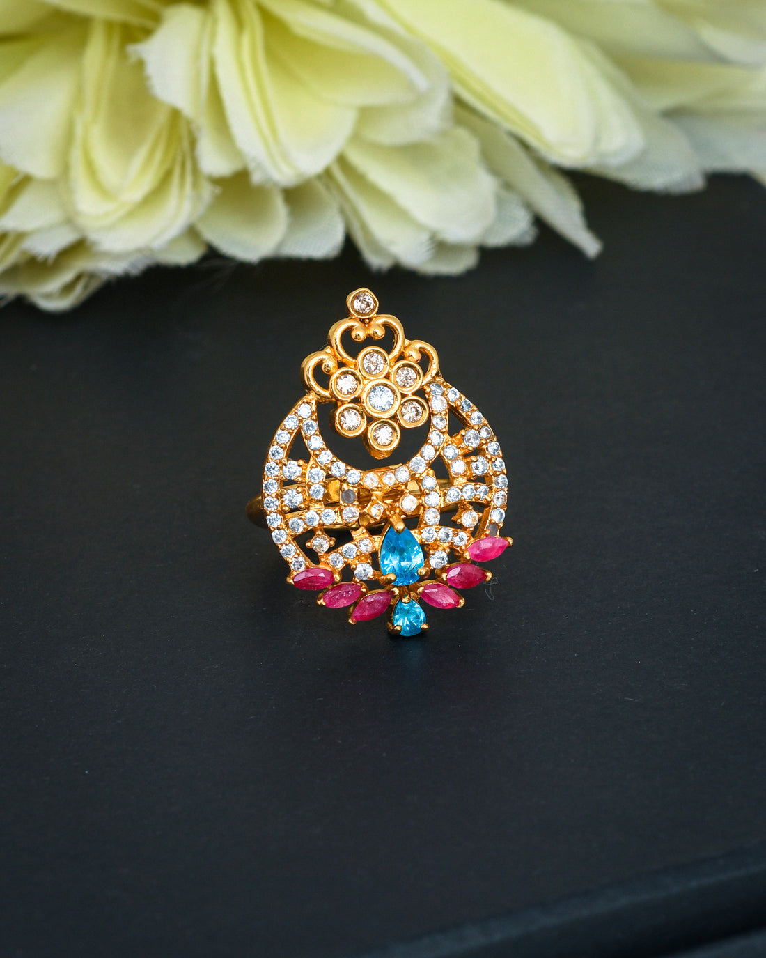 Elegant antique gold finger ring with cute designer accents, perfect for stylish occasions
