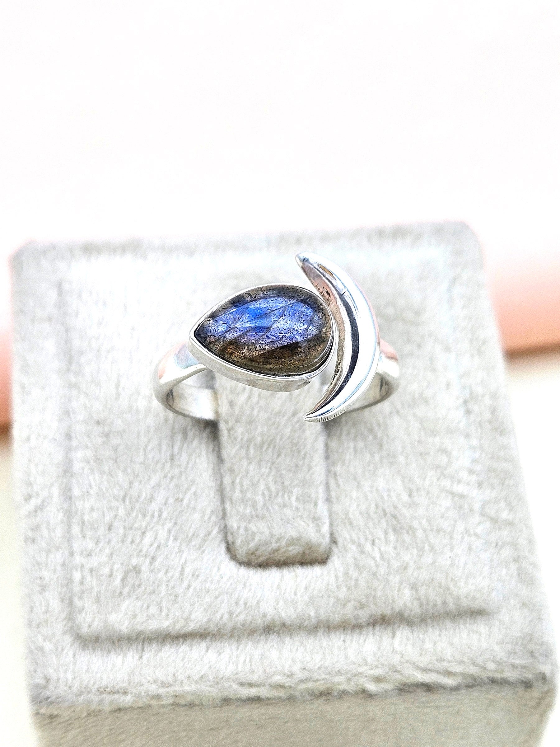 Fine Handcrafted 925 Silver Oxidized Labradorite Gem Stone Awesome Designer Finger Ring - US Size 10.5