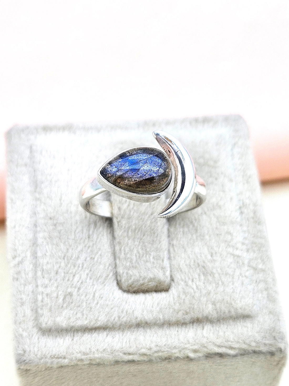 Fine Handcrafted 925 Silver Oxidized Labradorite Gem Stone Awesome Designer Finger Ring - US Size 10.5
